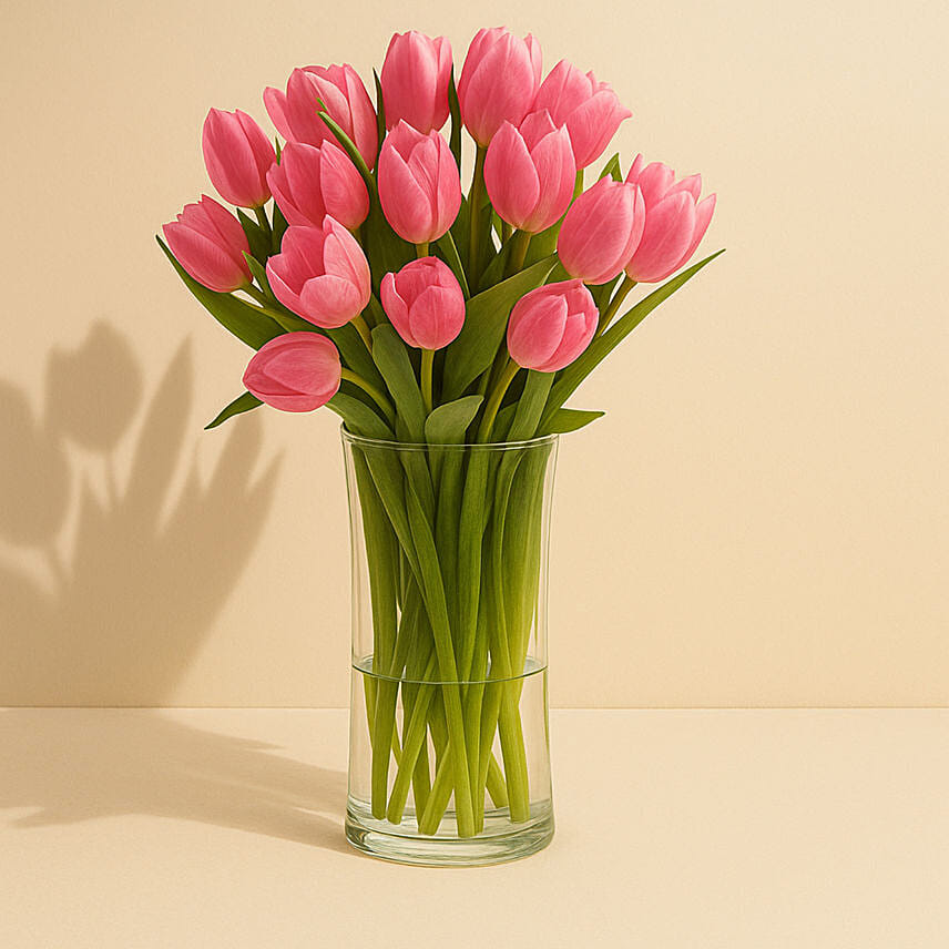 باقة 20 وردة توليب وردي مميزز في فازة: توصيل هدايا الدوحة