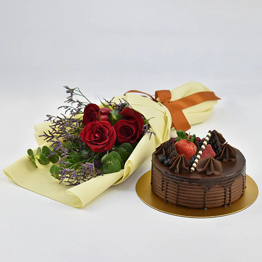 Chocolate Cake with Fresh Red Roses Chocolate Cake with Fresh Red Roses: Send Romantic Gifts To Qatar