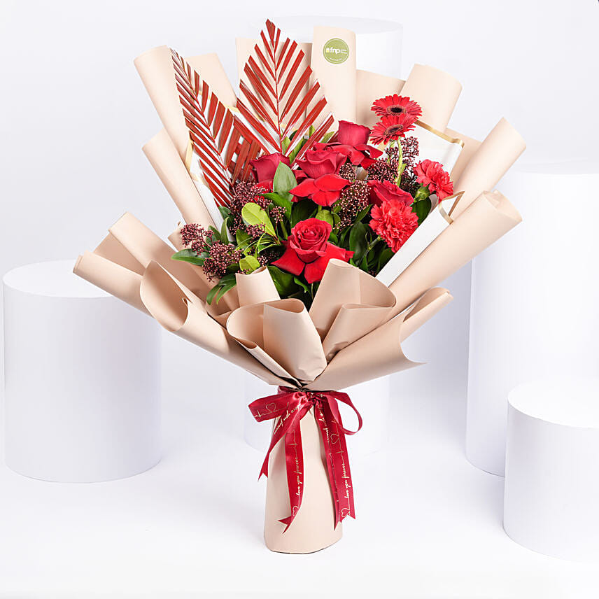 بوكيه ورد جوري أحمر وجربيرا في غلاف بيج أنيق بوكيه ورد جوري أحمر وجربيرا في غلاف بيج أنيق: توصيل ورد في قطر