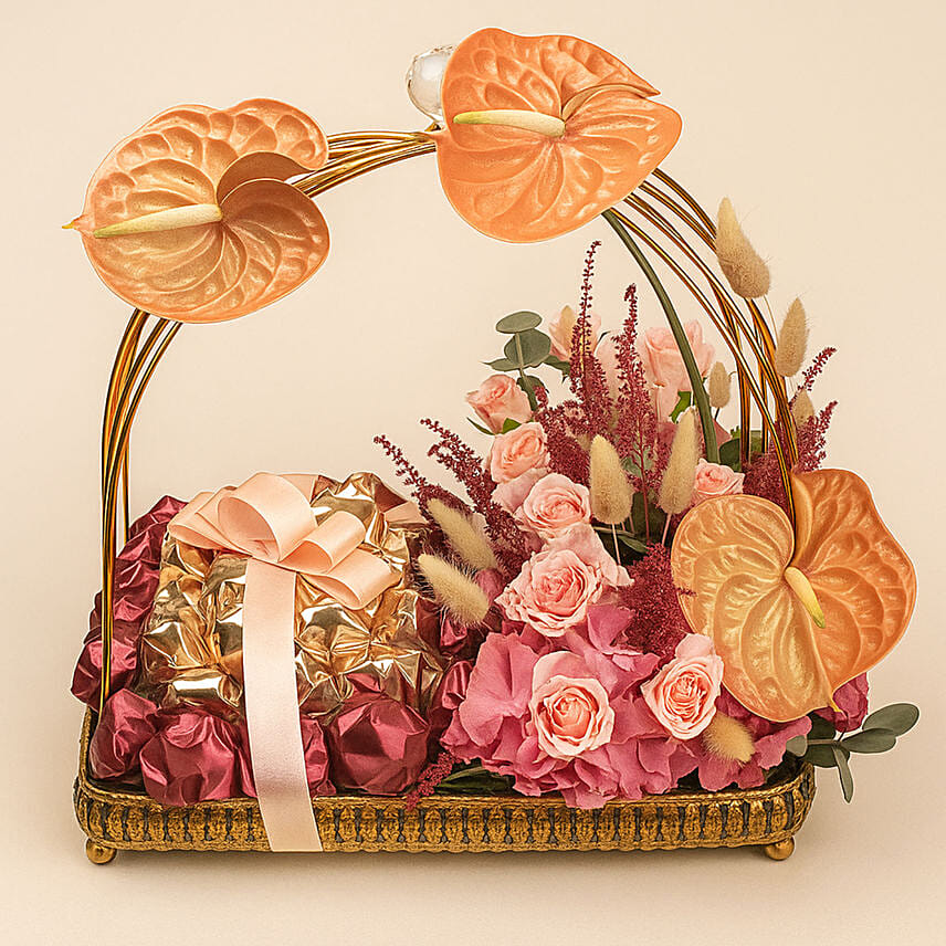 ترتيب شوكولاته في صينية ذهبية مع باقة ورد وأنثوريوم ترتيب شوكولاته في صينية ذهبية مع باقة ورد وأنثوريوم: شوكولاتة في قطر