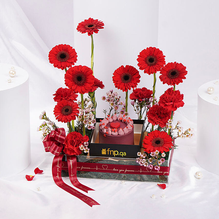 Valentines Flowers and Cake Tray: Valentines Day Gifts to Qatar
