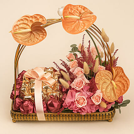 ترتيب شوكولاته في صينية ذهبية مع باقة ورد وأنثوريوم: أرسل أزهار عيد الميلاد إلى قطر