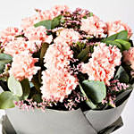 باقة زهور القرنفل الوردية الهادئة