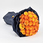 باقة 35 وردة جوري برتقالية في غلاف أسود وببيونة لون برتقالي