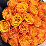 باقة 35 وردة جوري برتقالية في غلاف أسود وببيونة لون برتقالي