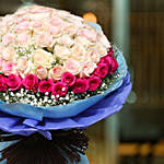 باقة 50 وردة جوري وردي وفوشي في غلاف أزرق جميل