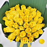 باقة ورد 35 وردة جورية لون أصفر في غلاف أنيق وببيونة