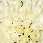 باقة 50 وردة جوري بيضاء في غلاف أسود وببيونة ذهبي