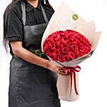 باقة 50 وردة جوري أحمر في غلاف بيج فاخر - هدية أنيقة