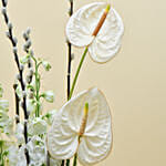 باقة ورد أنثوريوم أ[يض في فازة جميلة