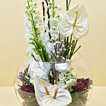 باقة ورد أنثوريوم أ[يض في فازة جميلة