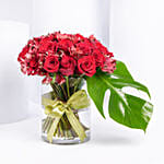 باقة ورد جوري وألستومريا في فازة أنيقة ومميزة