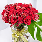 باقة ورد جوري وألستومريا في فازة أنيقة ومميزة