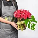 باقة ورد جوري وألستومريا في فازة أنيقة ومميزة