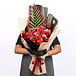 هدية ورد - باقة ورد حمراء في غلاف مزدوج بيج وأسود