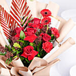 بوكيه ورد جوري أحمر وجربيرا في غلاف بيج أنيق