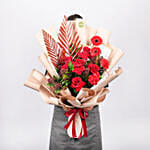 بوكيه ورد جوري أحمر وجربيرا في غلاف بيج أنيق