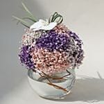 باقة ورد جيبسوفيليا موف ووردي مع أوركيد في فازة