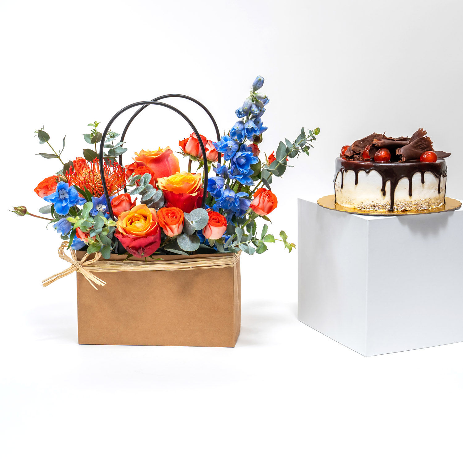 Online Flower Arrangement with Black Forest Cake Gift Delivery in Qatar