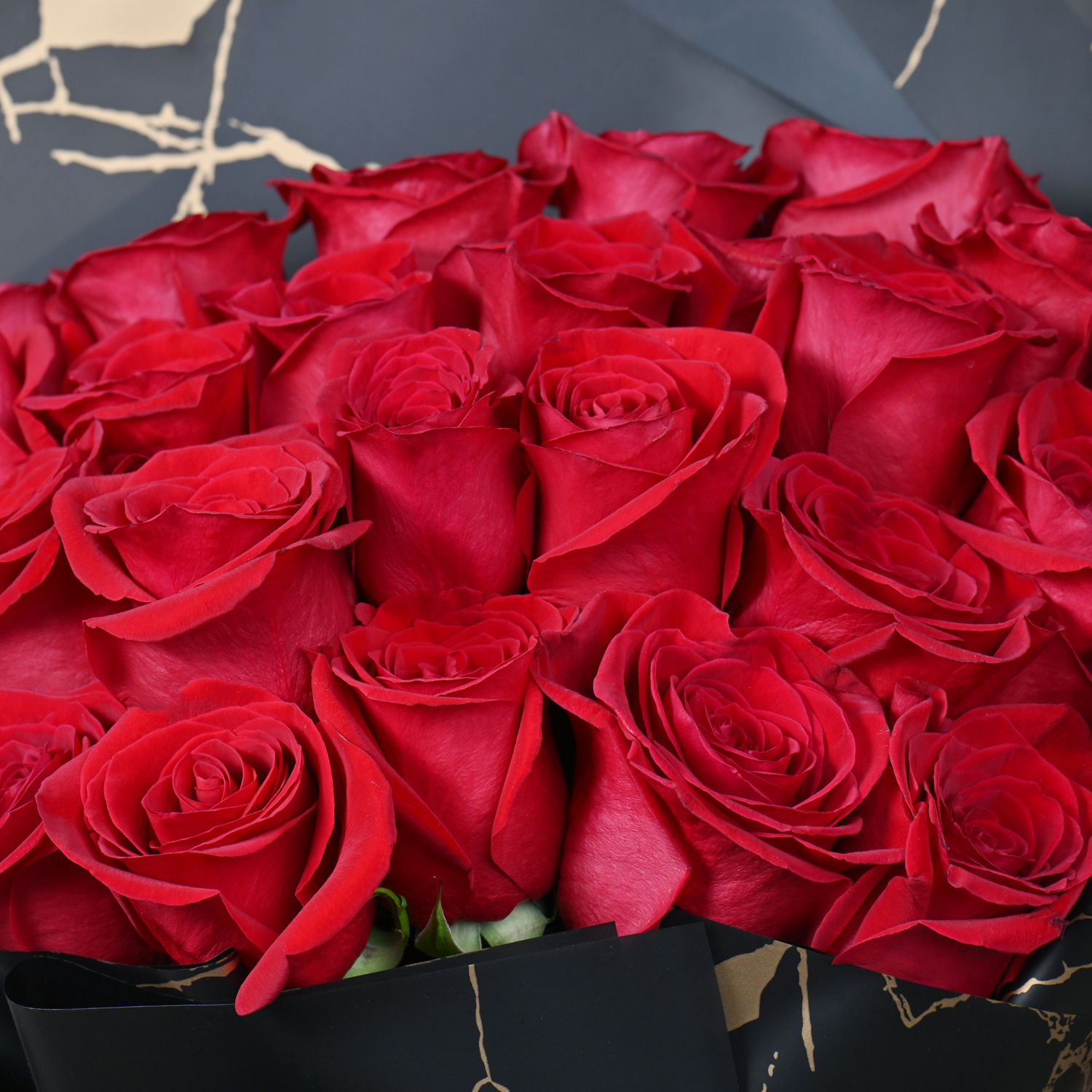 Fnp Red Roses Online Pretty Red Roses Hand Bouquet Gift Delivery in Qatar - Fnp.ae