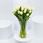 باقة من 20 وردة توليب بيضاء في مزهرية زجاجية