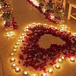 ديكور رومنسي - باقات ورد مع قلب بالورود والشموع