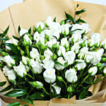 باقة من الورود البيضاء بغلاف بني وشريط أبيض