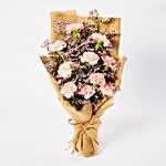 باقة ورد لطيفة من زهور القرنفل الوردية