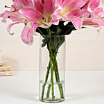 باقة ورد زنبق شرقي وردية في مزهرية زجاجية