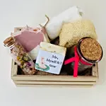 صندوق خشبي يحتوي علي منتجات سبا متعددة عضوية وطبيعية