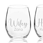 كأسان زجاج بحجم متوسط بنقش اسم الزوج والزوجة حسب الطلب