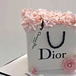 كيكة ريد فيلفت لذيذة بتصميم حقيبة تسوق براند ديور