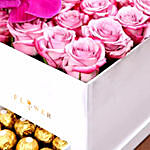 كومبو أزهار وردية في صندوق فاخر مع شوكولاتة فيريرو وكيك فدج