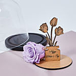 وردة أبدية مع تصميم خشبي ليوم المرأة العالمي