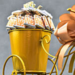 تشكيلة من شوكولاتة مرزام في وعاء دراجة ذهبي