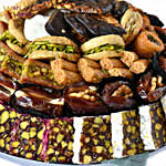 تمر وتين مجفف محشو وحلويات تركية وشوكولاتة في طبق تقديم