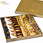 مجموعة من الشوكولاتة والحلويات العربية في صندوق من وافي