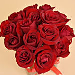15 وردة حمراء في مزهرية مع شريطة حمراء أنيقة