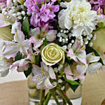 باقة ورود بيضاء ووردية في مزهرية مع كيك ريد فيلفت حجم وسط