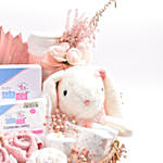 هدايا المولودة الجديدة بنت ترتيب هدايا لون أبيض ووردي في سلة مع دمى أرنب