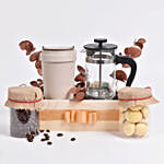 سلة خشبية تحتوي على علبة حبوب القهوة ومج قهوة للسفر والكوكيز