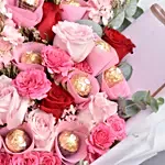 باقة ورد وردي مشكل وشوكولا فيريروروشيه في غلاف