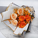 باقة من الورود البرتقالية والخوخية بغلاف أبيض وبرتقالي