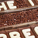 علبة شوكولاتة الحروف البيضاء بعبارة حسب الطلب بوزن 500 غم
