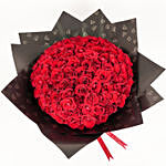 ورد عيد الحب - باقة 111 وردة جوري حمراء في غلاف أسود أنيق 