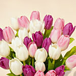 باقة 30 وردة توليب أرجوانية وبيضاء ووردية في مزهرية جميلة