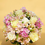 باقة ورود بيضاء ووردية رومانسية في مزهرية زجاجية