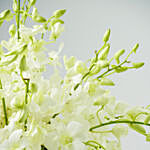 باقة ورد أوركيد أبيض في مزهرية زجاجية