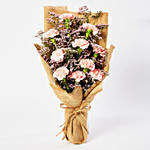 باقة ورد لطيفة من زهور القرنفل الوردية