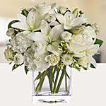 مزهرية ورود بيضاء جميلة مثل الأقحوان والورود البيضاء الصغيرة